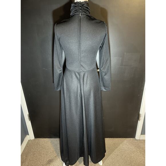 VTG. black maxi dress–Ruched funnel neck,covered buttons,long sleeve,ILGWU,USA - Picture 4 of 14